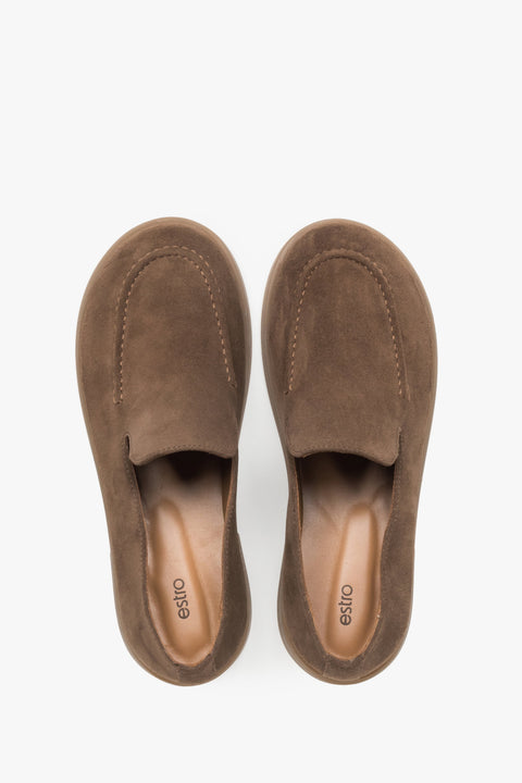 The barefoot-inspired design with a wide toe box allows natural foot movement and improves overall walking comfort.