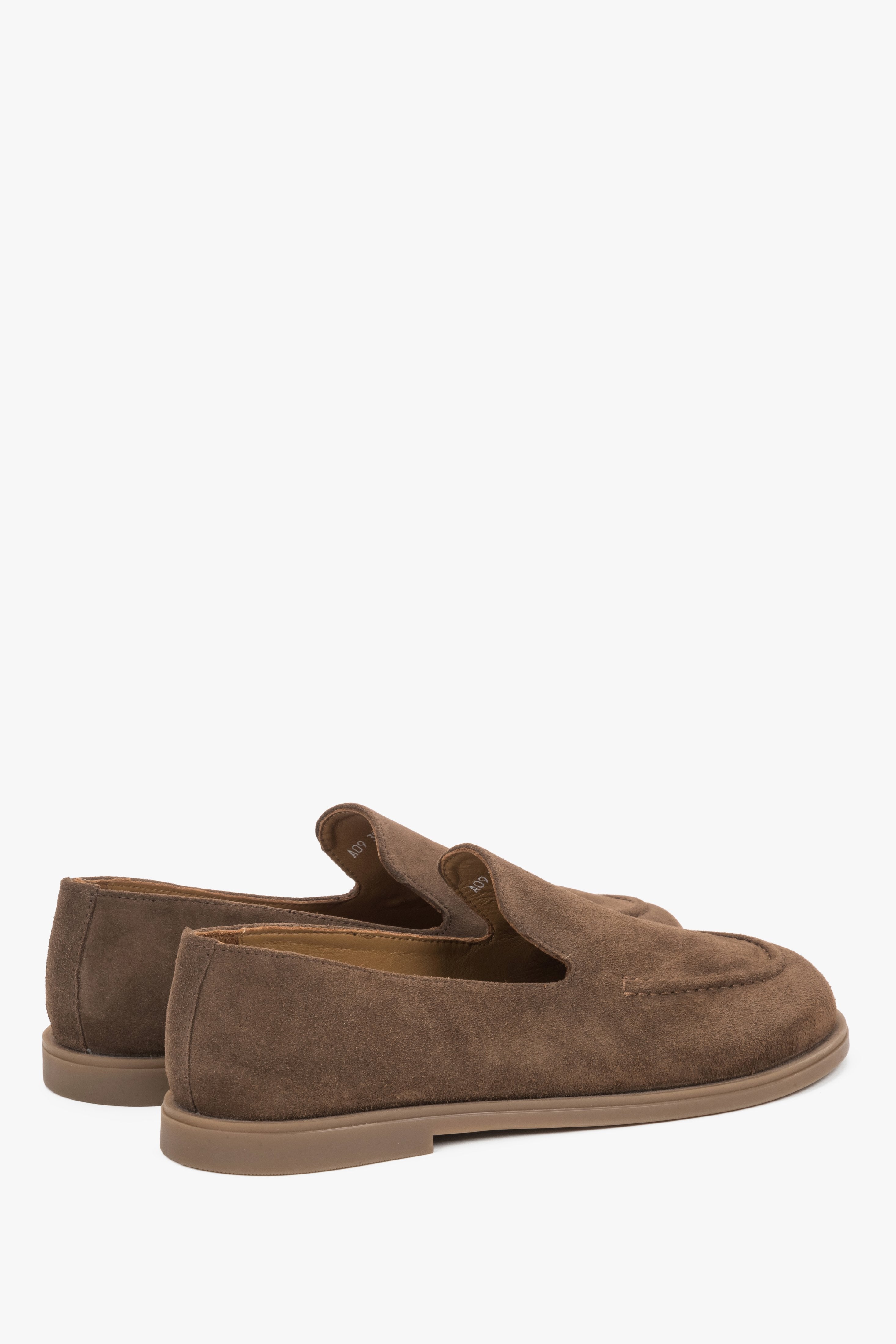 The flexible thermoplastic rubber (TR) sole and convenient slip-on construction make these loafers a practical and stylish choice for spring, summer, and autumn.