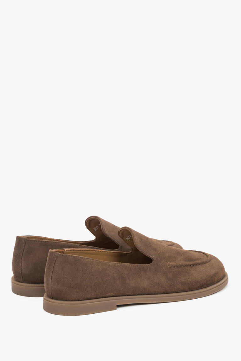 The flexible thermoplastic rubber (TR) sole and convenient slip-on construction make these loafers a practical and stylish choice for spring, summer, and autumn.