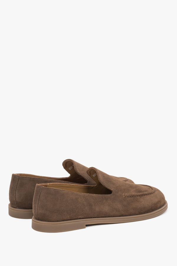 The flexible thermoplastic rubber (TR) sole and convenient slip-on construction make these loafers a practical and stylish choice for spring, summer, and autumn.