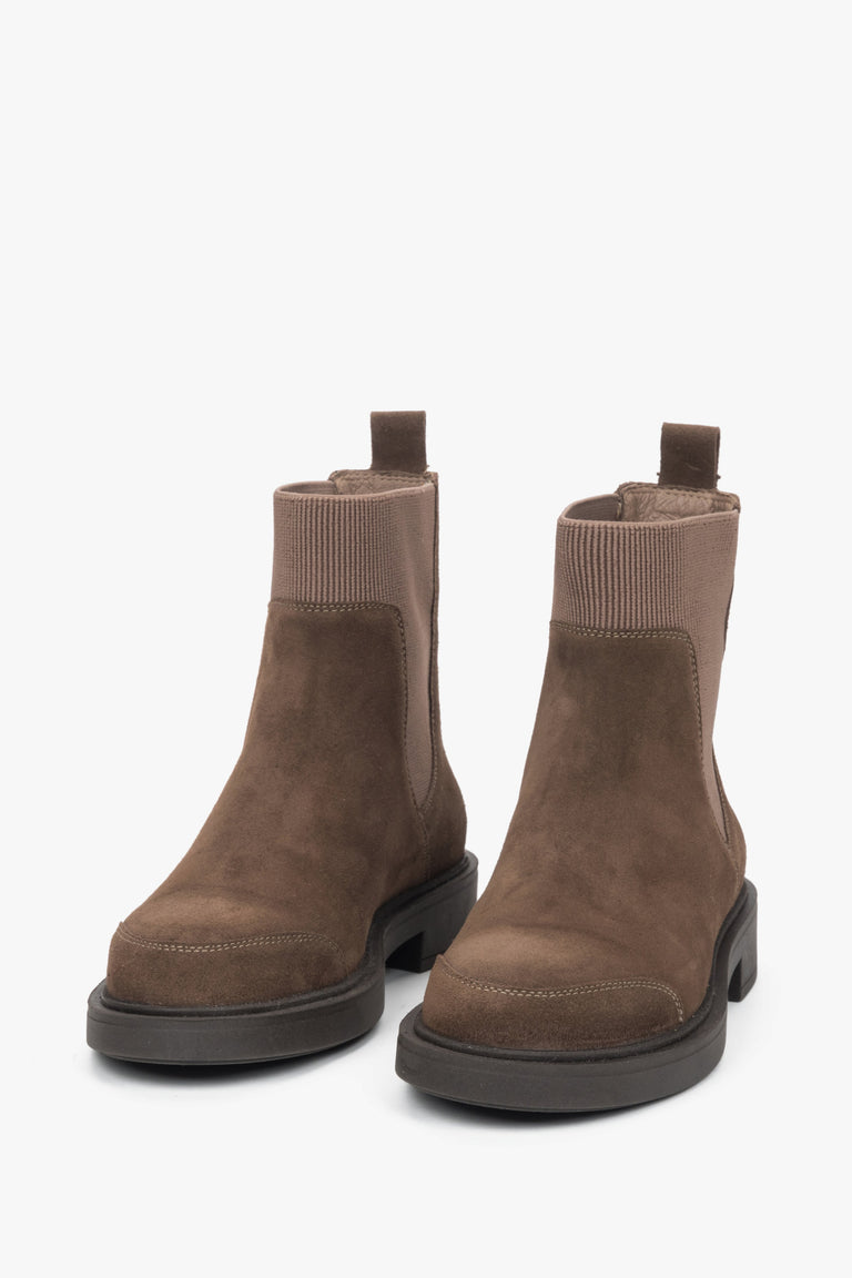 Women’s Chelsea boots by Estro, brown, made of Premium Italian genuine velour.