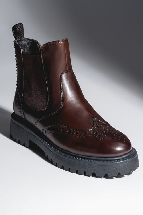Estro - women's brown leather Chelsea boots on a thick sole with brogue perforation.