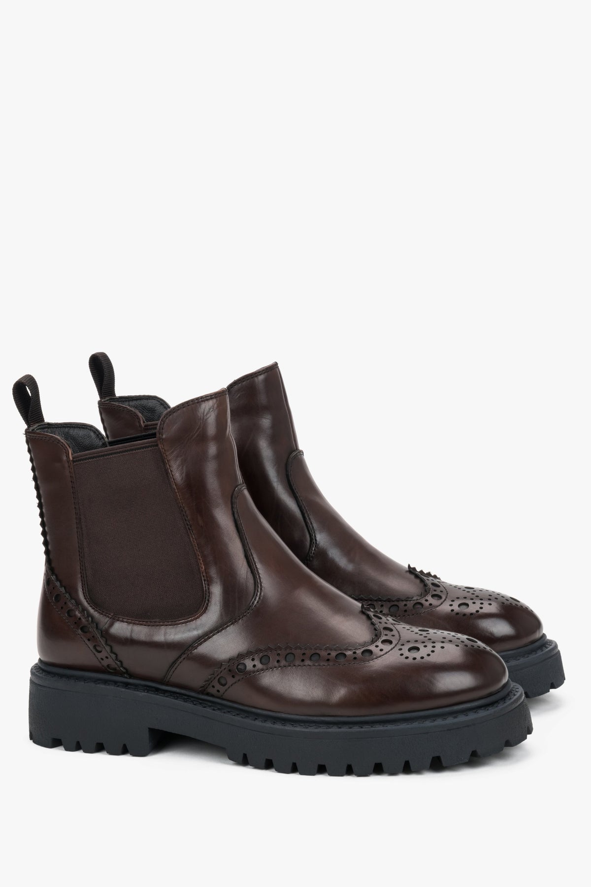 With brogue perforation, women's brown leather Chelsea boots on a thick sole Estro.