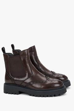 With brogue perforation, women's brown leather Chelsea boots on a thick sole Estro.