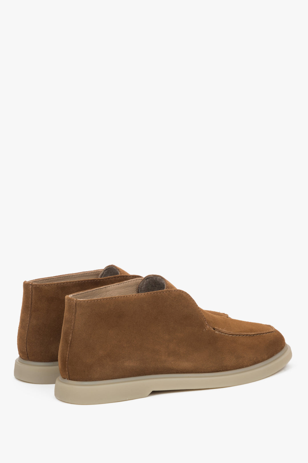Stylish and comfortable women’s loafers by Estro in brown, set on a high sole and crafted from Italian suede leather.