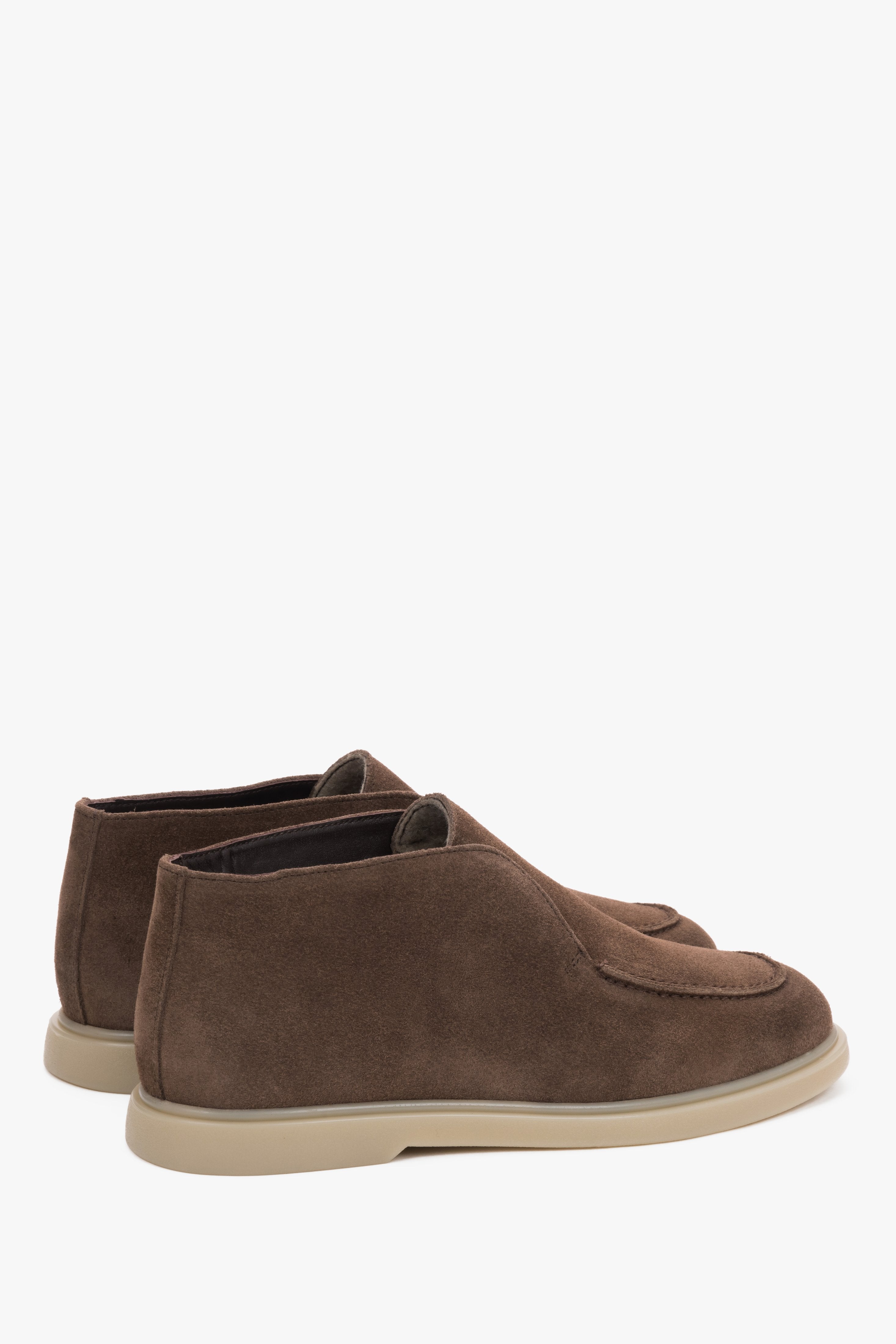 Stylish and comfortable women’s loafers by Estro in brown, set on a high sole and crafted from Italian suede leather.