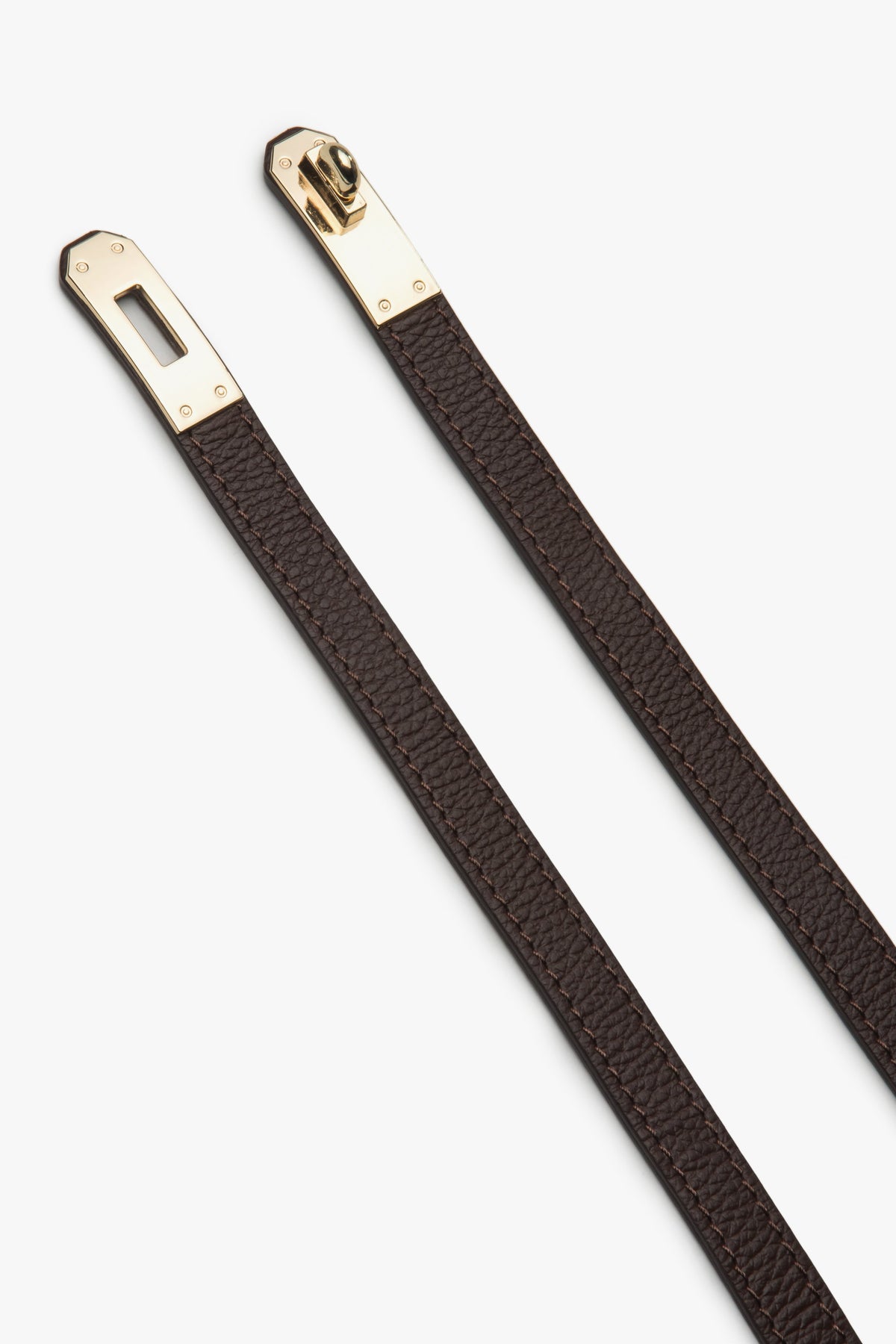 Elegant brown leather belt from Estro, measuring 95 cm in length, shown styled around the waist to complement a chic outfit.