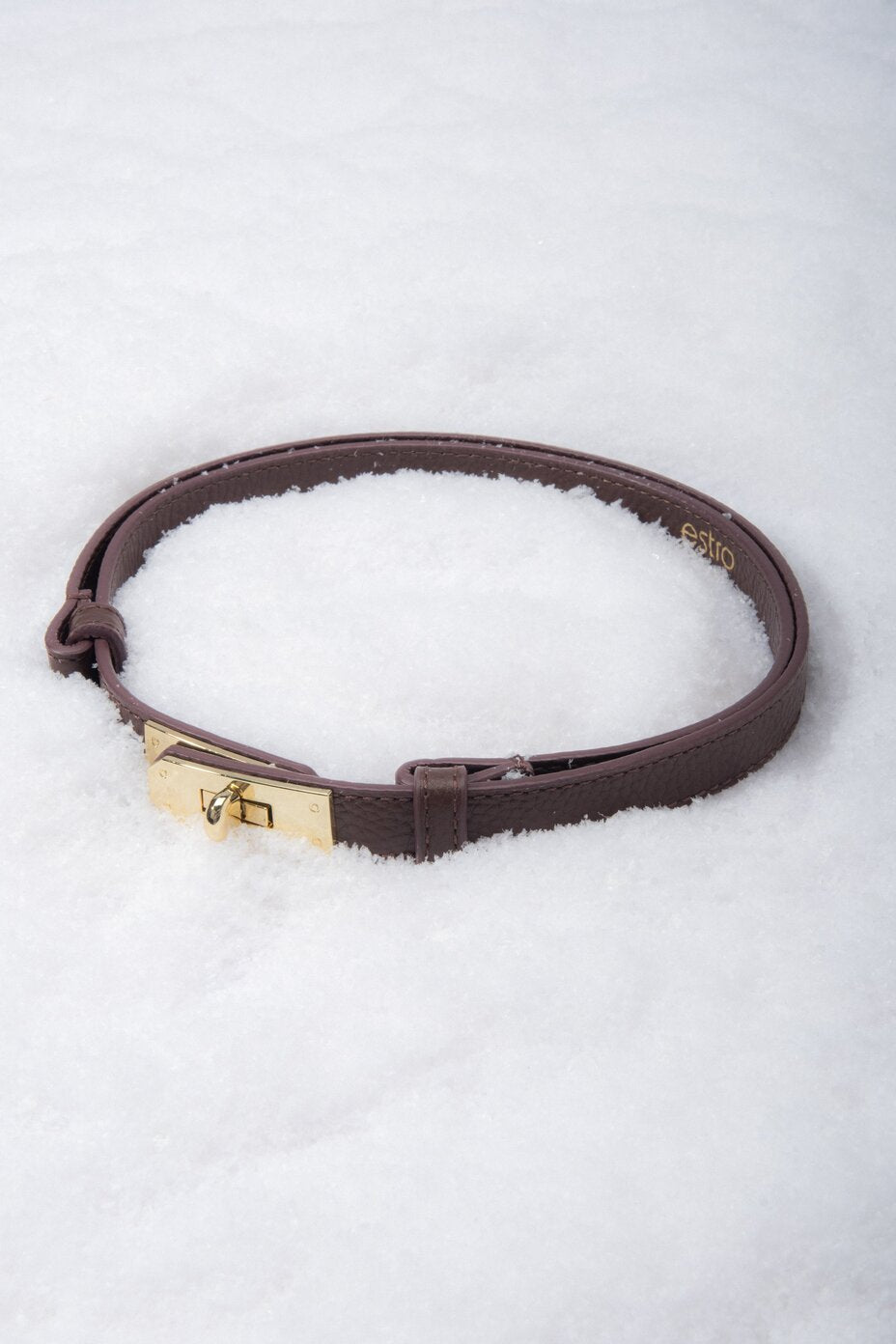Elegant brown leather belt from Estro, measuring 95 cm in length, shown styled around the waist to complement a chic outfit.