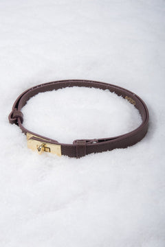 Elegant brown leather belt from Estro, measuring 95 cm in length, shown styled around the waist to complement a chic outfit.