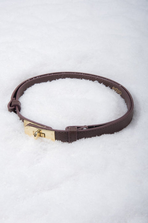 Elegant brown leather belt from Estro, measuring 95 cm in length, shown styled around the waist to complement a chic outfit.