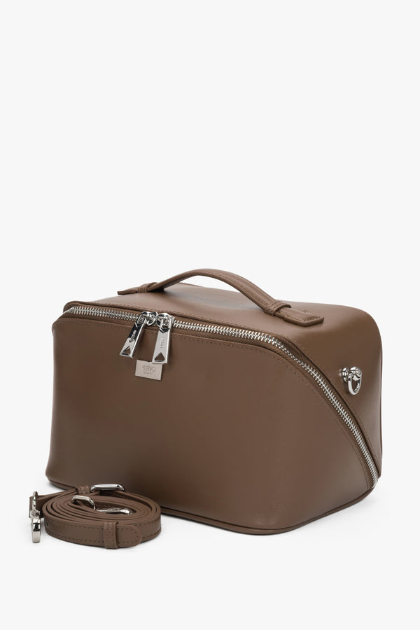 Compact makeup bag for women in brown leather by Estro.