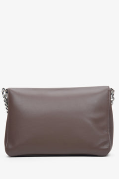 Women's dark brown leather crossbody bag Estro with a chain - back view of the model.