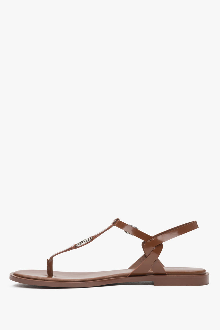 Women’s flip-flop sandals, brown, leather, with a flat sole.
