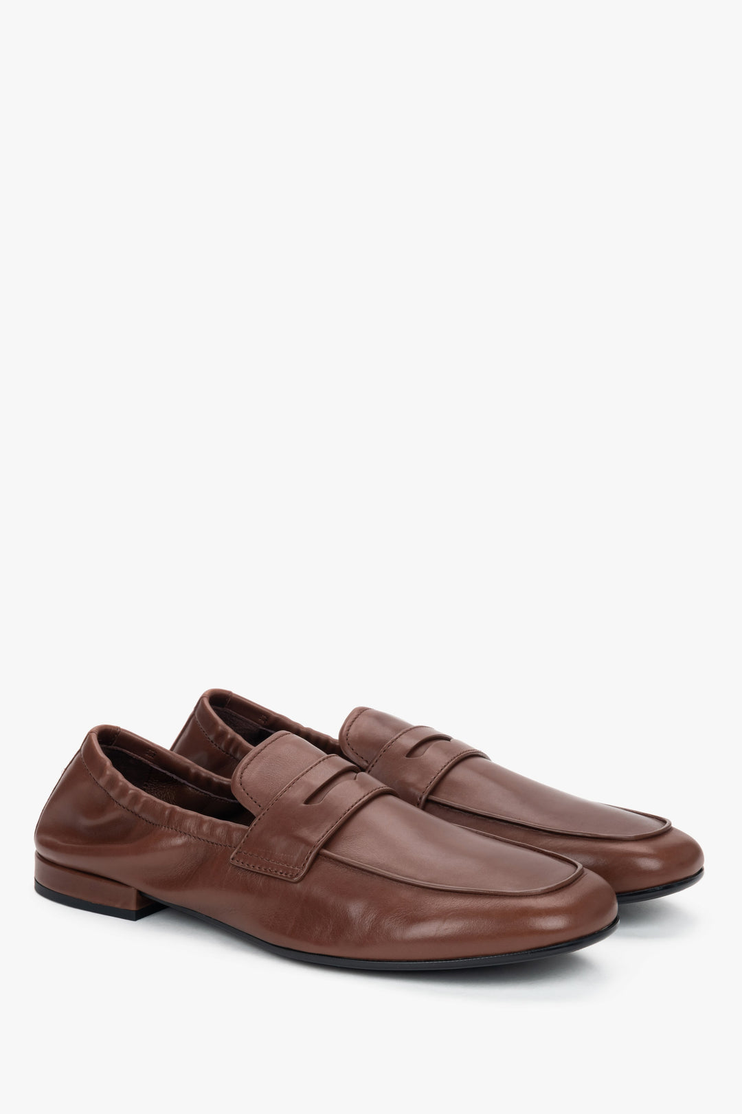 Made of genuine leather with a soft heel counter, brown women’s loafers Estro Selection.