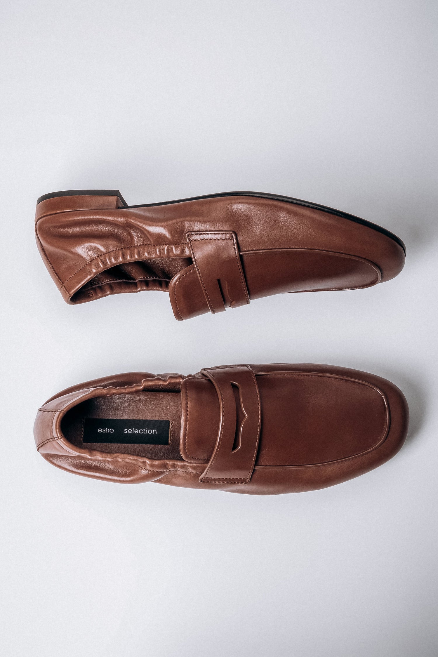 Women’s loafers, brown, in genuine leather with a soft heel counter, Estro Selection.