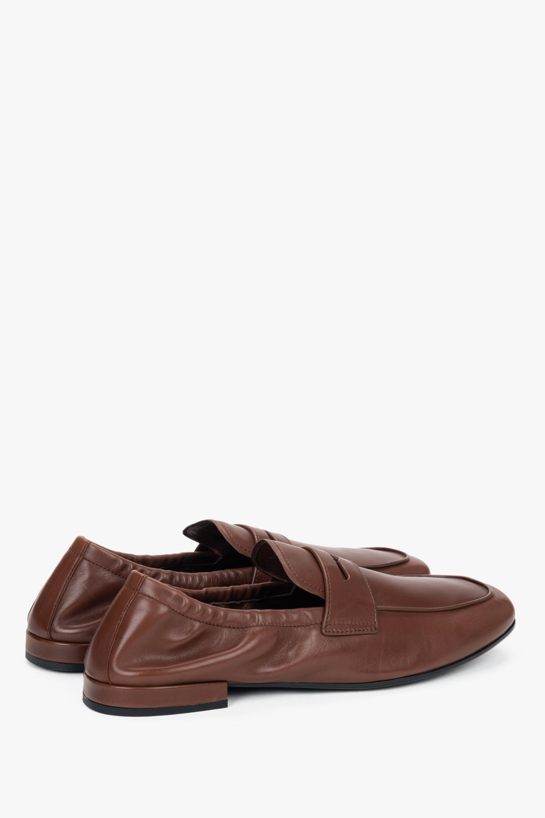 Made of genuine leather with a soft heel counter, brown women’s loafers Estro Selection.