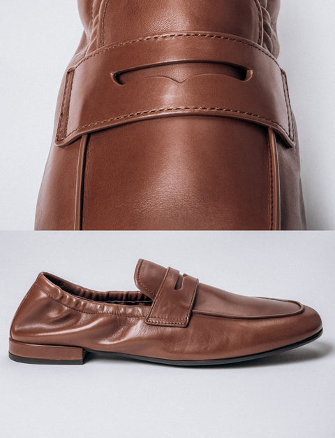 Brown women’s loafers in genuine leather with a soft heel counter from the Estro Selection line.