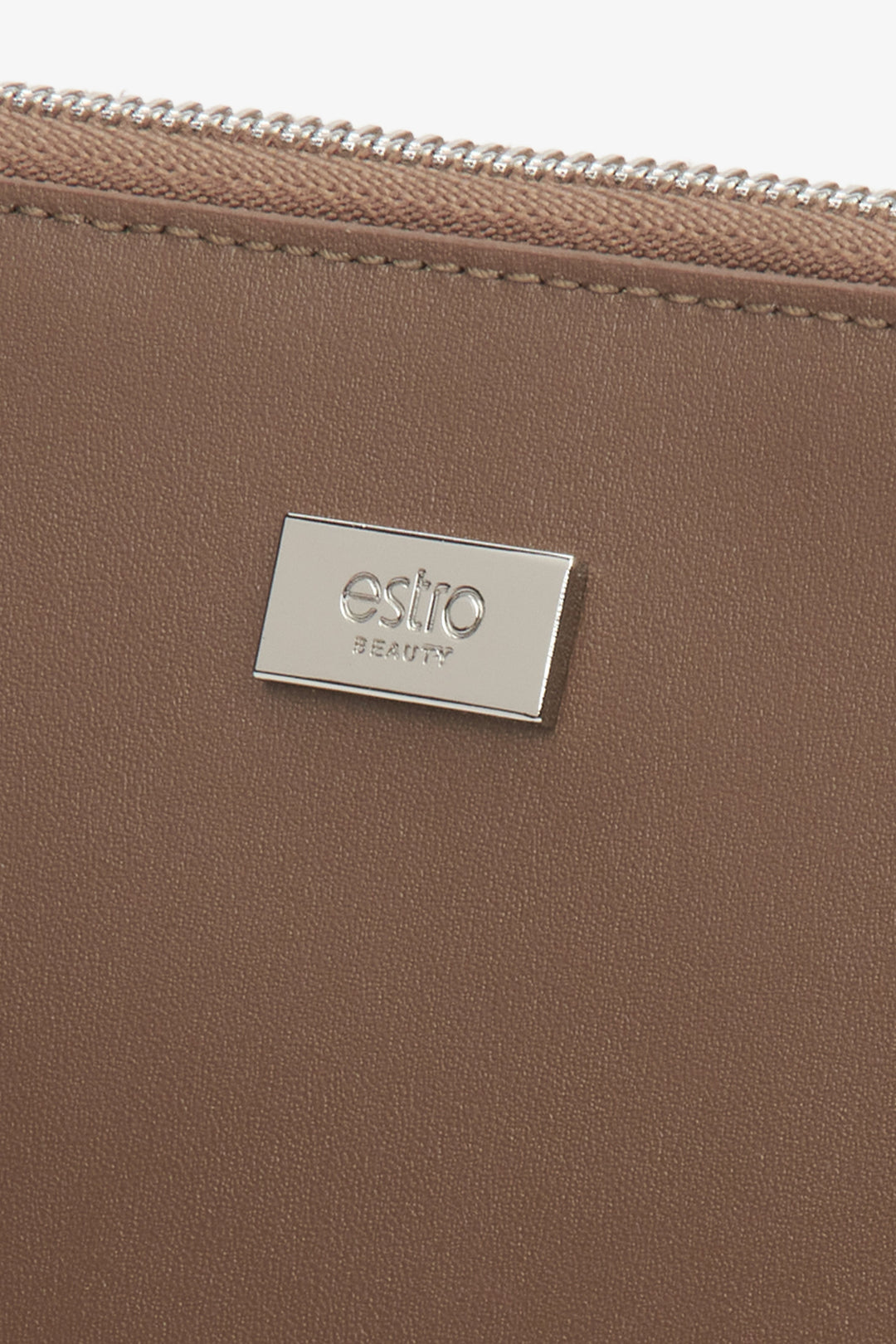 Estro's elegant brown leather makeup bag for women - details.