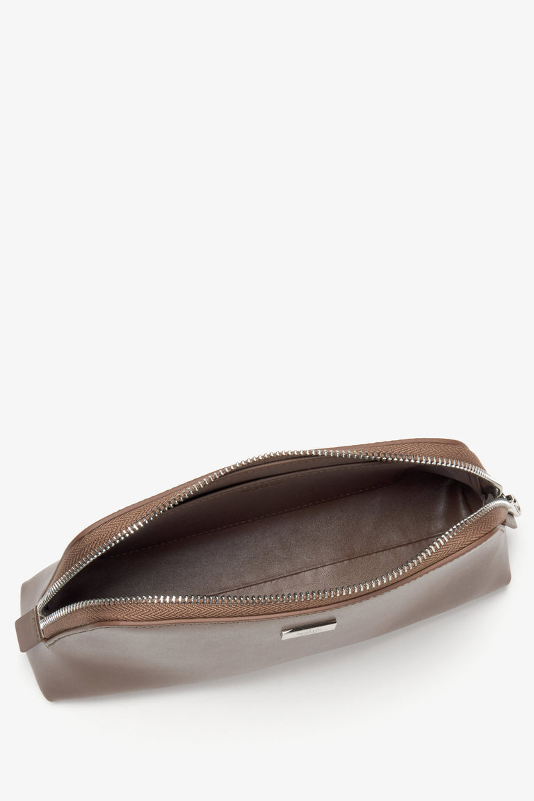 Women's makeup bag in brown leather from Estro.