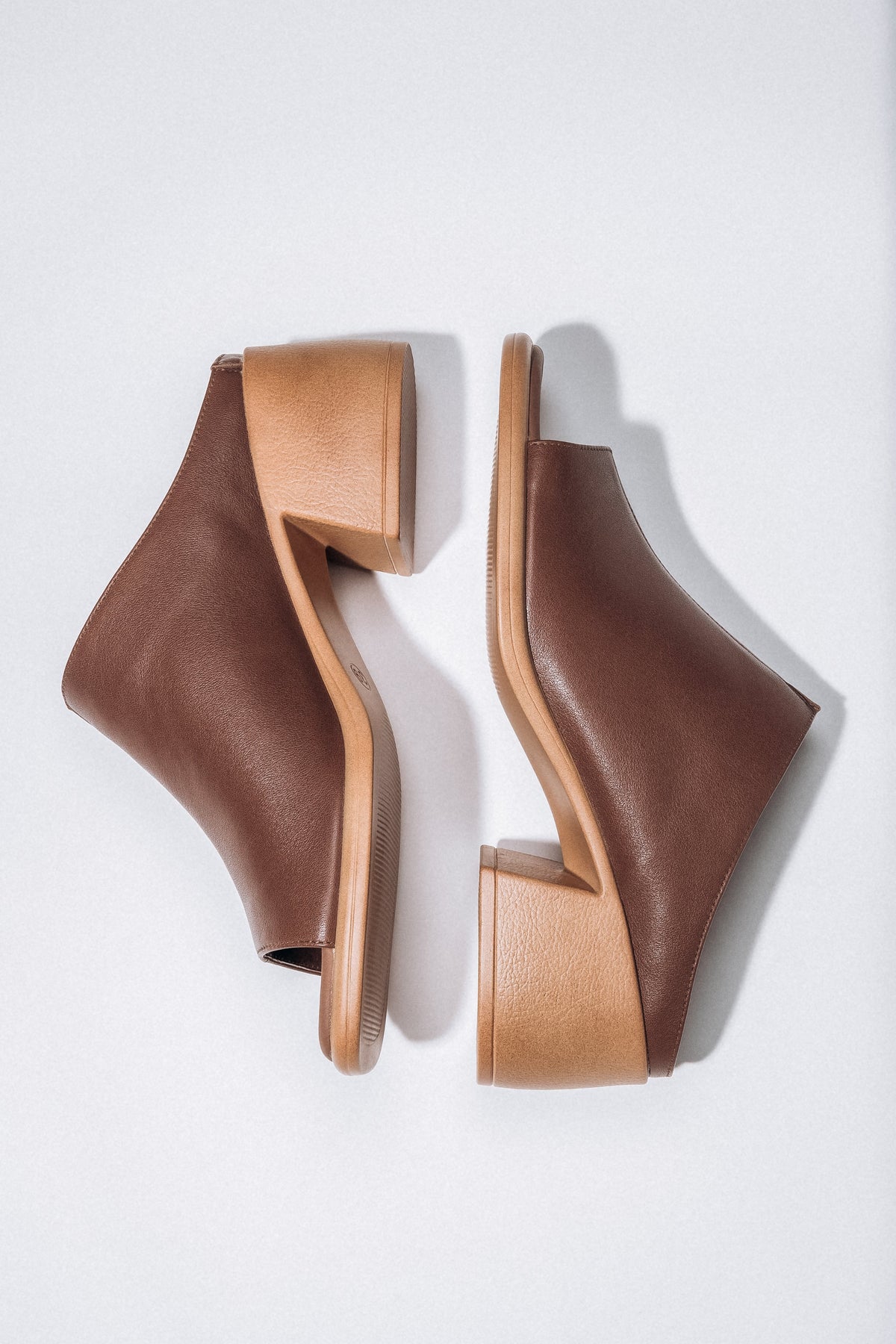 Women’s mules, brown, made of genuine leather, on a stable block heel, Estro.