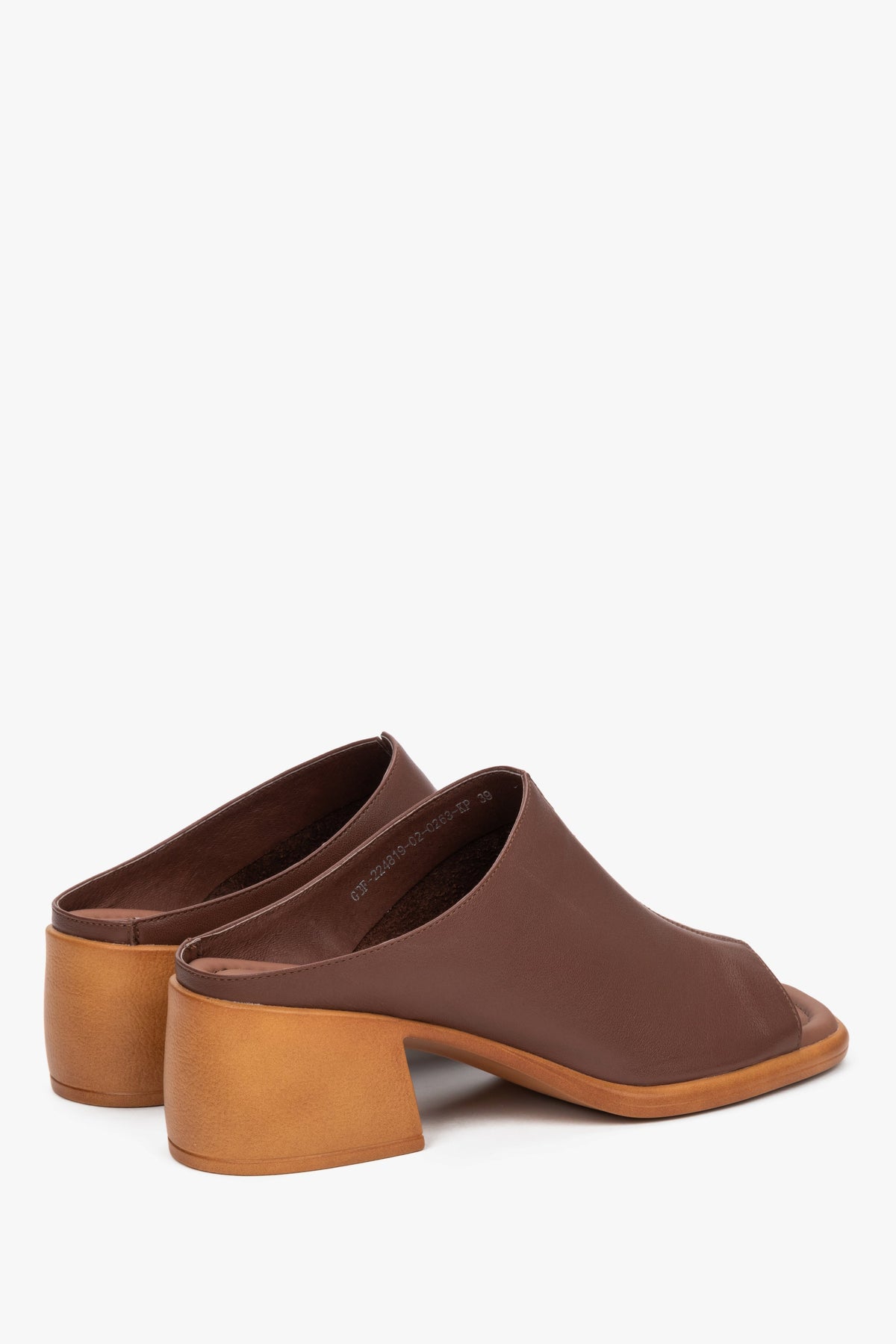 Made of genuine leather, brown women’s mules on a stable block heel, Estro.