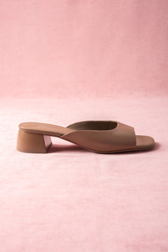Women’s Brown Leather Mules with Low Heel Estro ER00116910.
