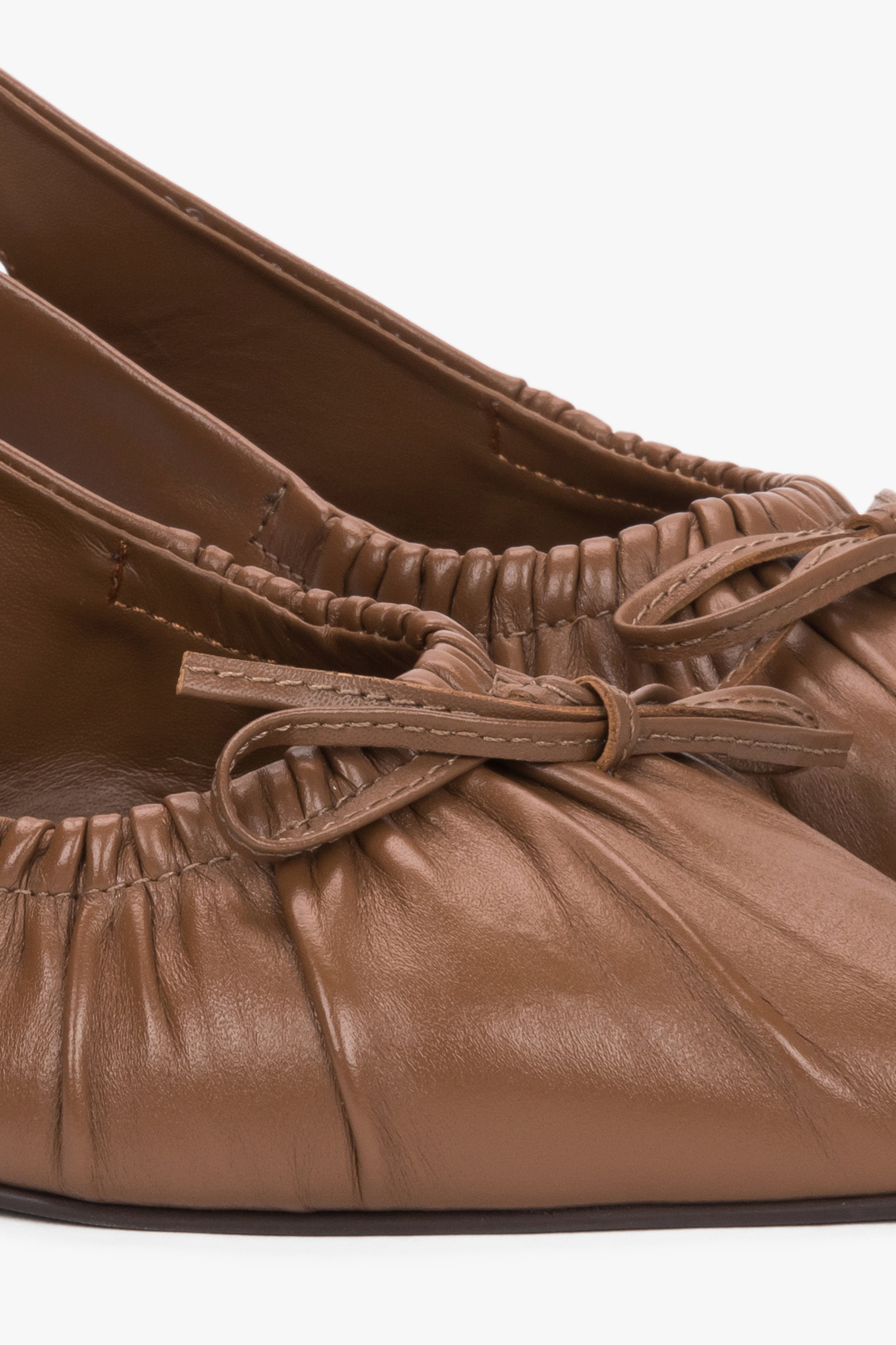 Brown women’s leather kitten heel slingback pumps Estro ER00119819 – detail close-up.