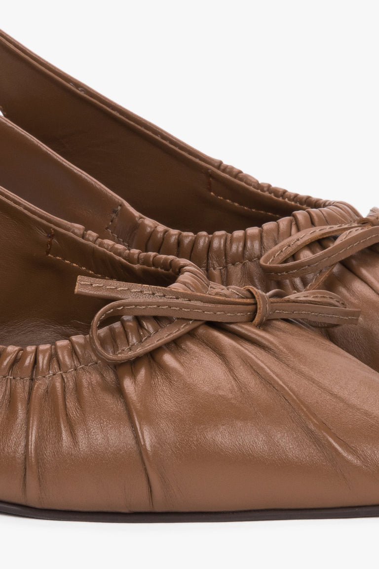 Brown women’s leather kitten heel slingback pumps Estro ER00119819 – detail close-up.