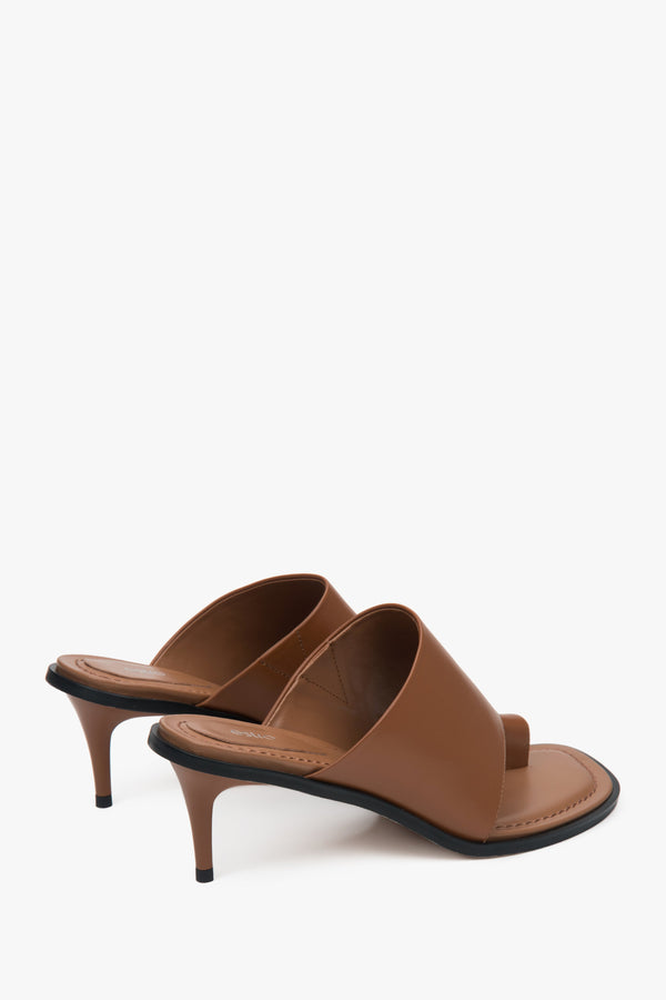 With a stiletto heel, brown women’s leather mules with a toe ring by Estro.