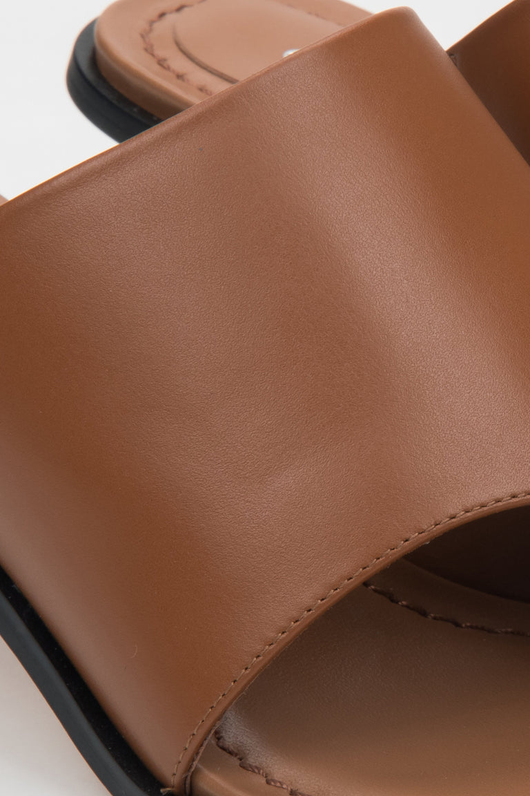 Brown leather stiletto mules with a toe ring – details.