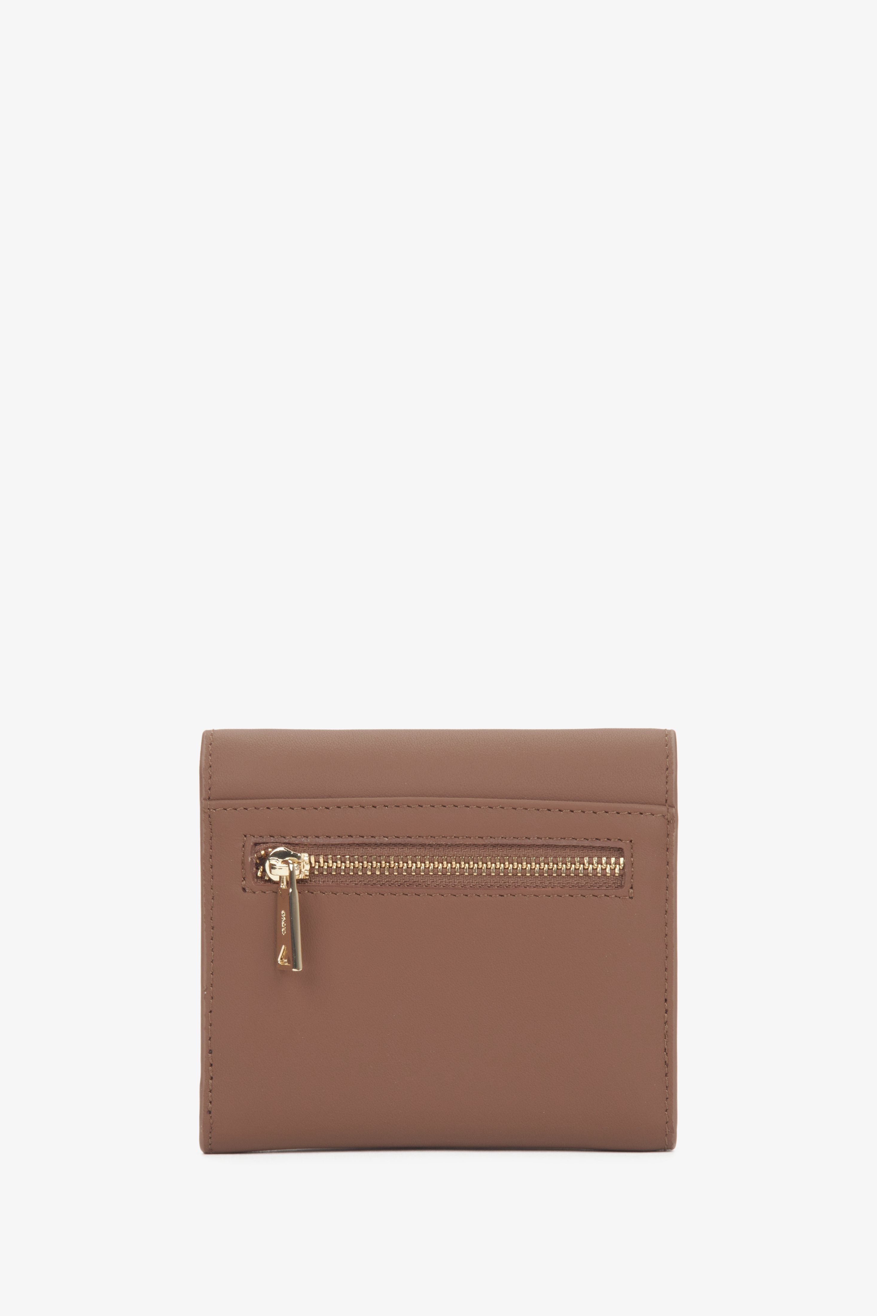 Estro women's tri-fold wallet in brown leather.