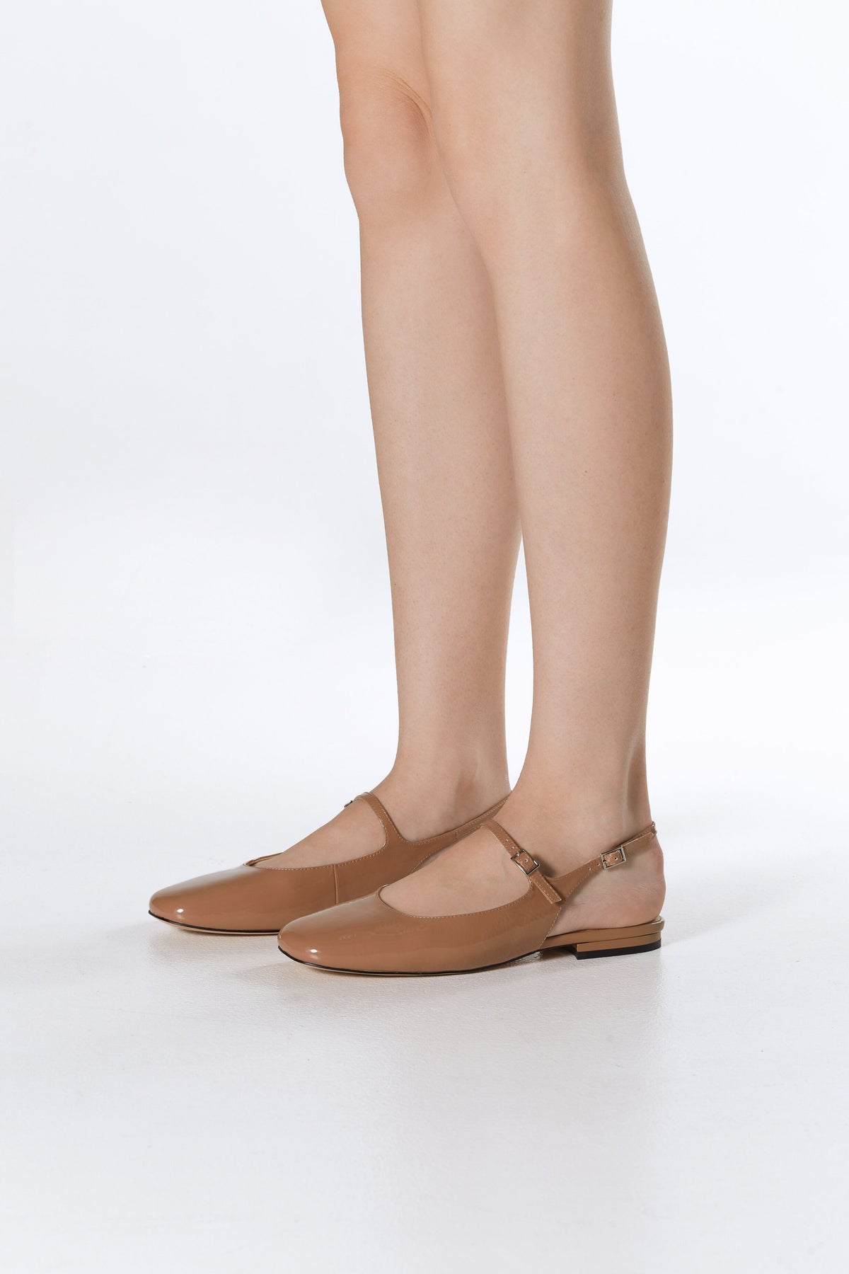 Women's brown patent leather slingback flats by Estro - presentation of the shoes on the foot.