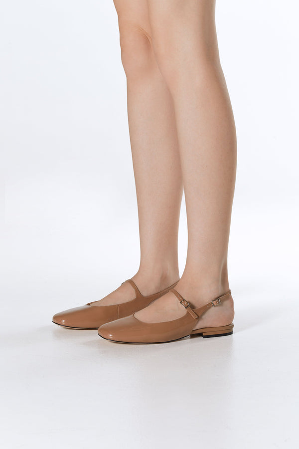 Women's brown patent leather slingback flats by Estro - presentation of the shoes on the foot.