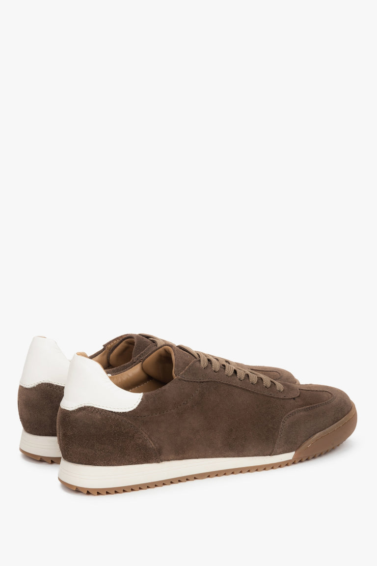 With a flexible sole, brown women’s sneakers in premium Italian natural velour by Estro.