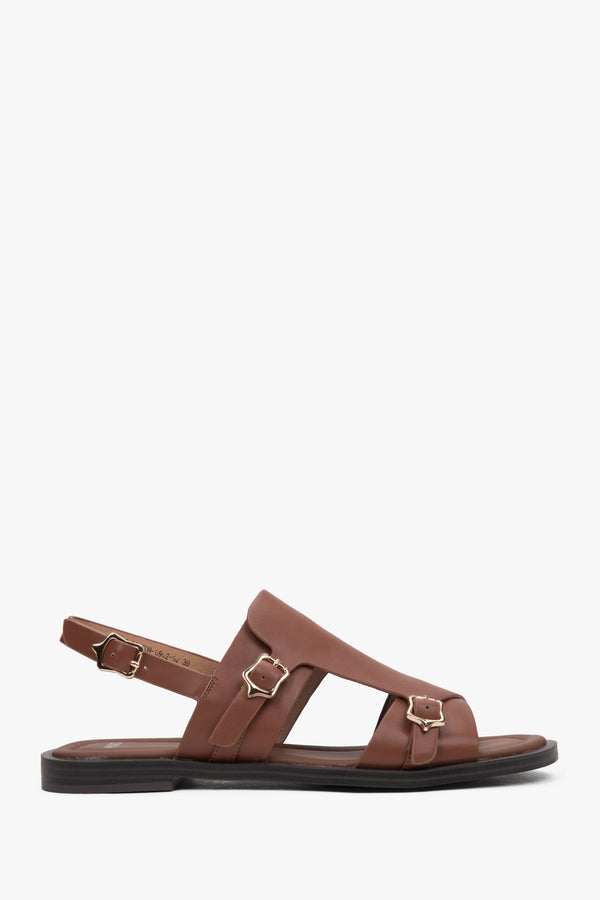Brown closed-toe women’s sandals on a flat sole in genuine leather.