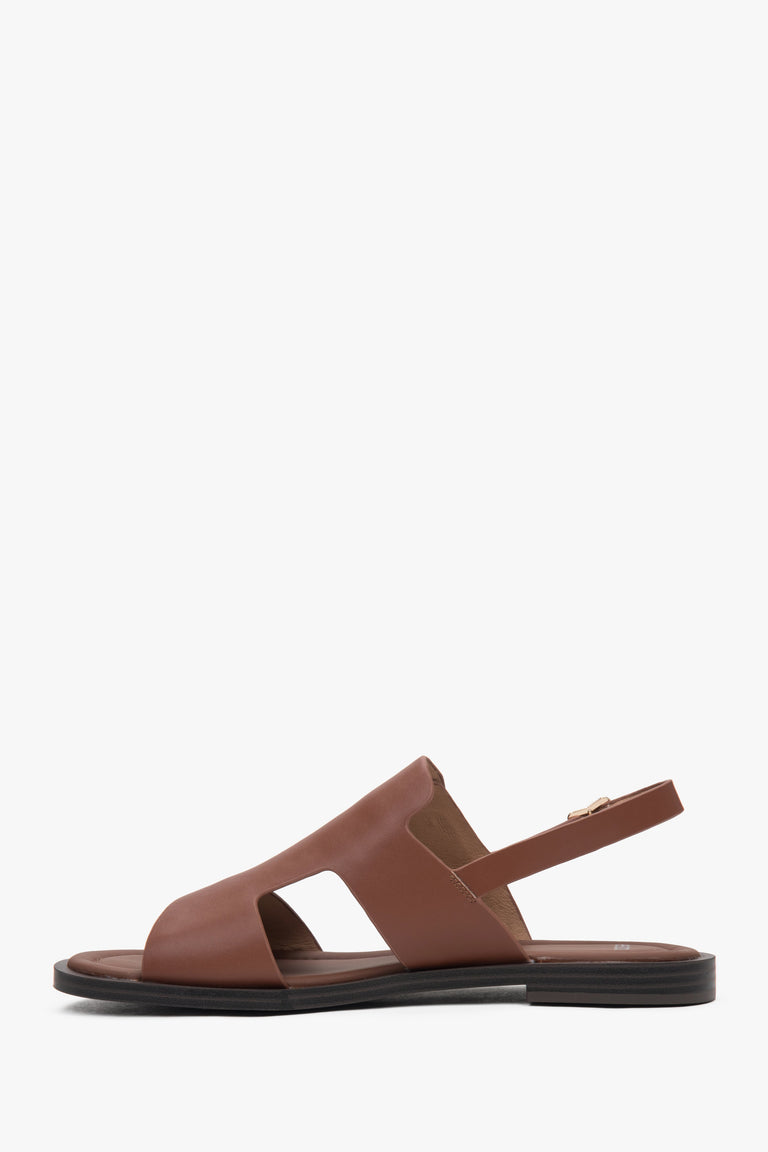 Women’s brown closed-toe sandals on a flat sole in genuine leather Estro.