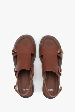 Women’s closed-toe sandals, brown, on a flat sole, in genuine leather, Estro.