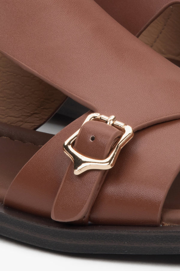 Brown closed-toe women’s sandals Estro, on a flat sole, in genuine leather.