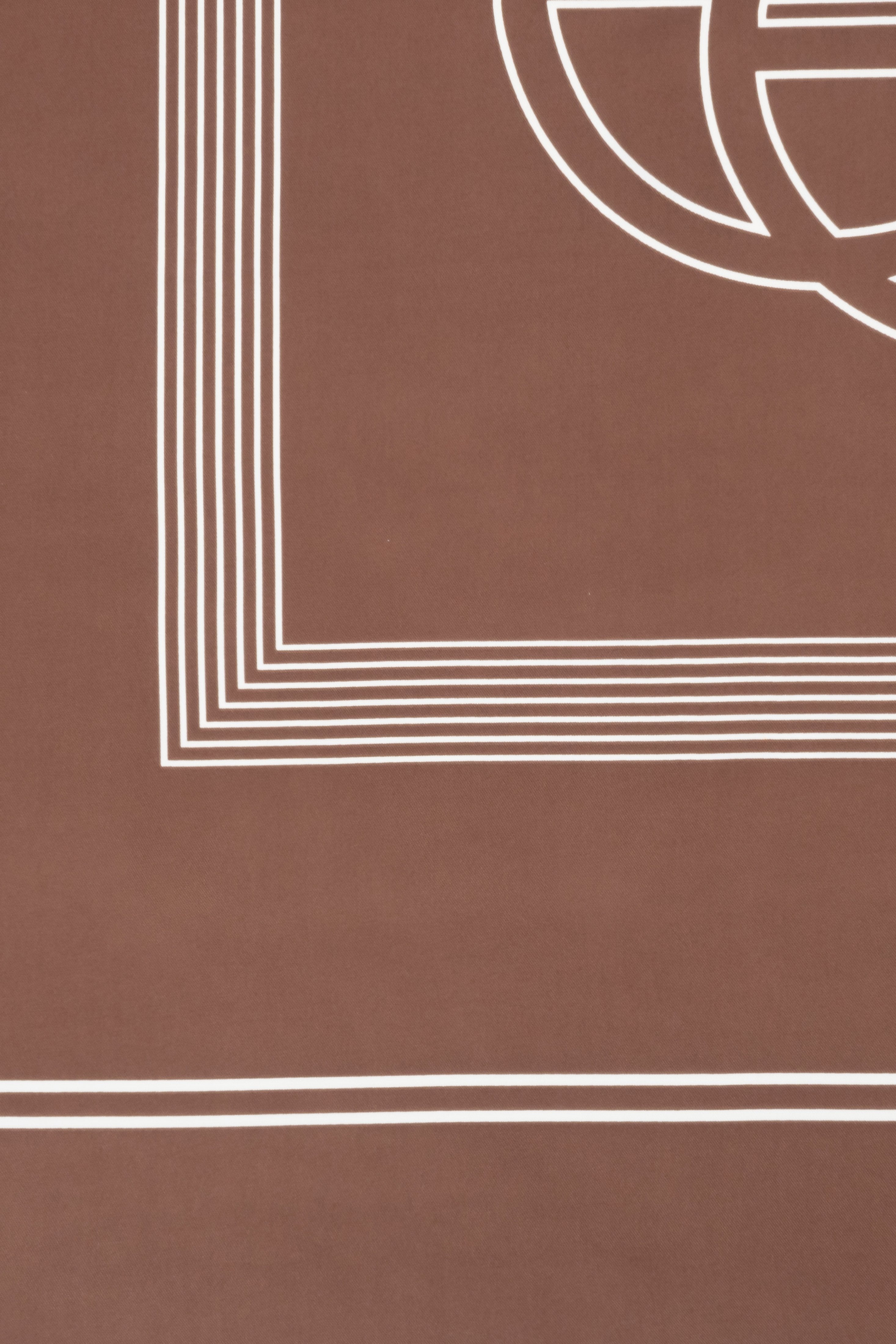 Women's brown and white neckerchief with a subtle geometric pattern Estro – details.