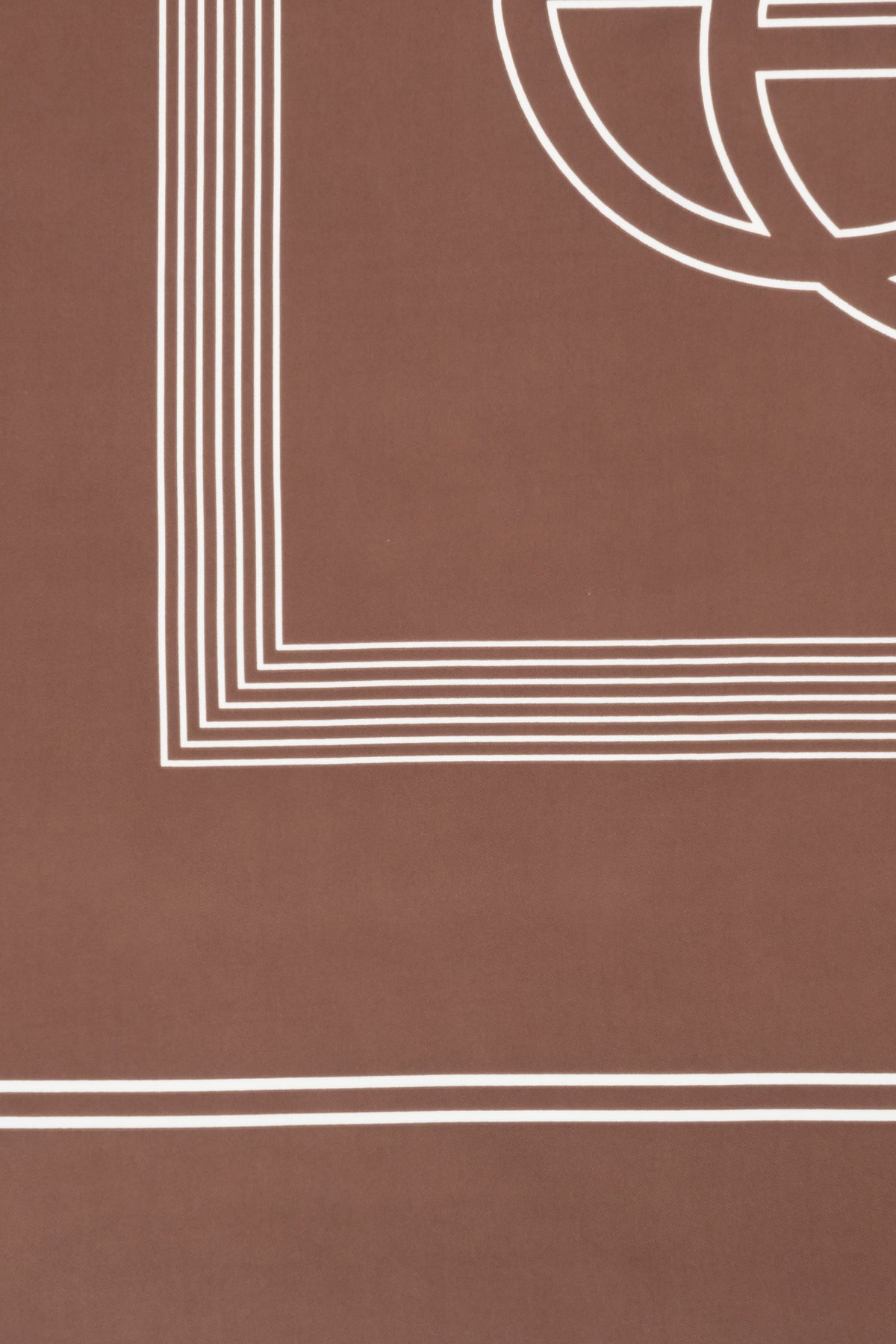 Women's brown and white neckerchief with a subtle geometric pattern Estro – details.