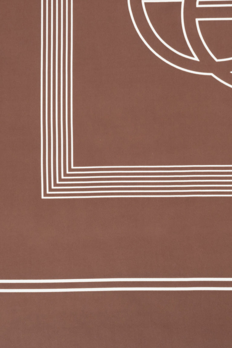Women's brown and white neckerchief with a subtle geometric pattern Estro – details.