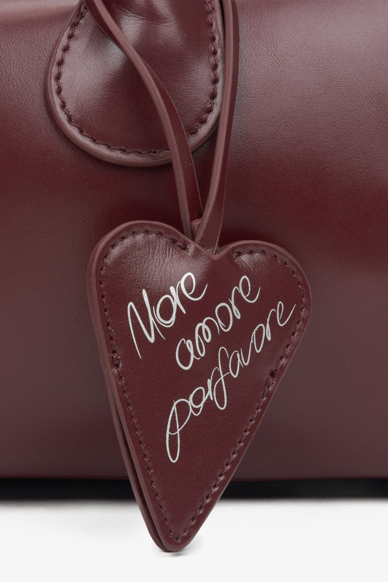 Burgundy leather shoulder bag for women with long handles, designed by Estro - details.