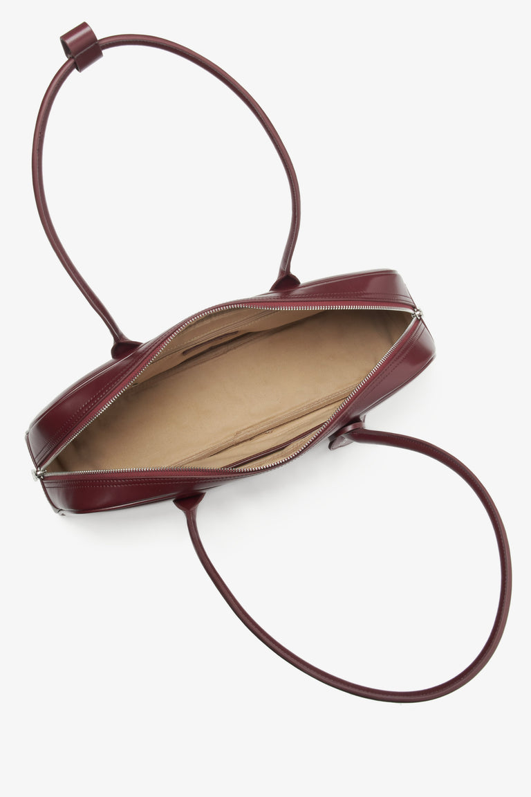 Estro's elegant burgundy leather shoulder bag for women with long handles.