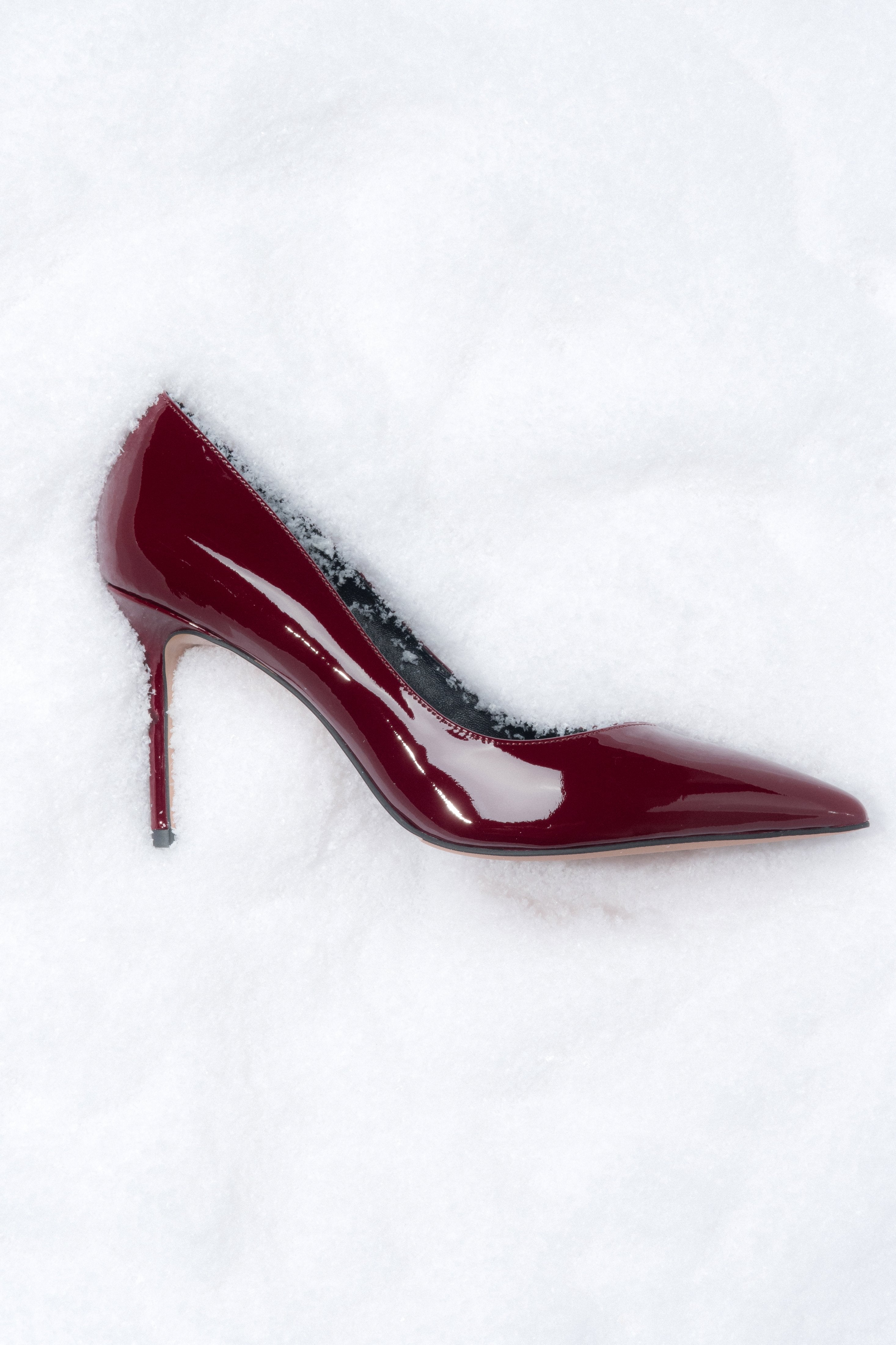 High heel shoes made of patent leather Estro in burgundy.
