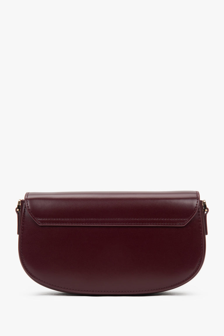 Compact burgundy shoulder bag made of 100% genuine leather.