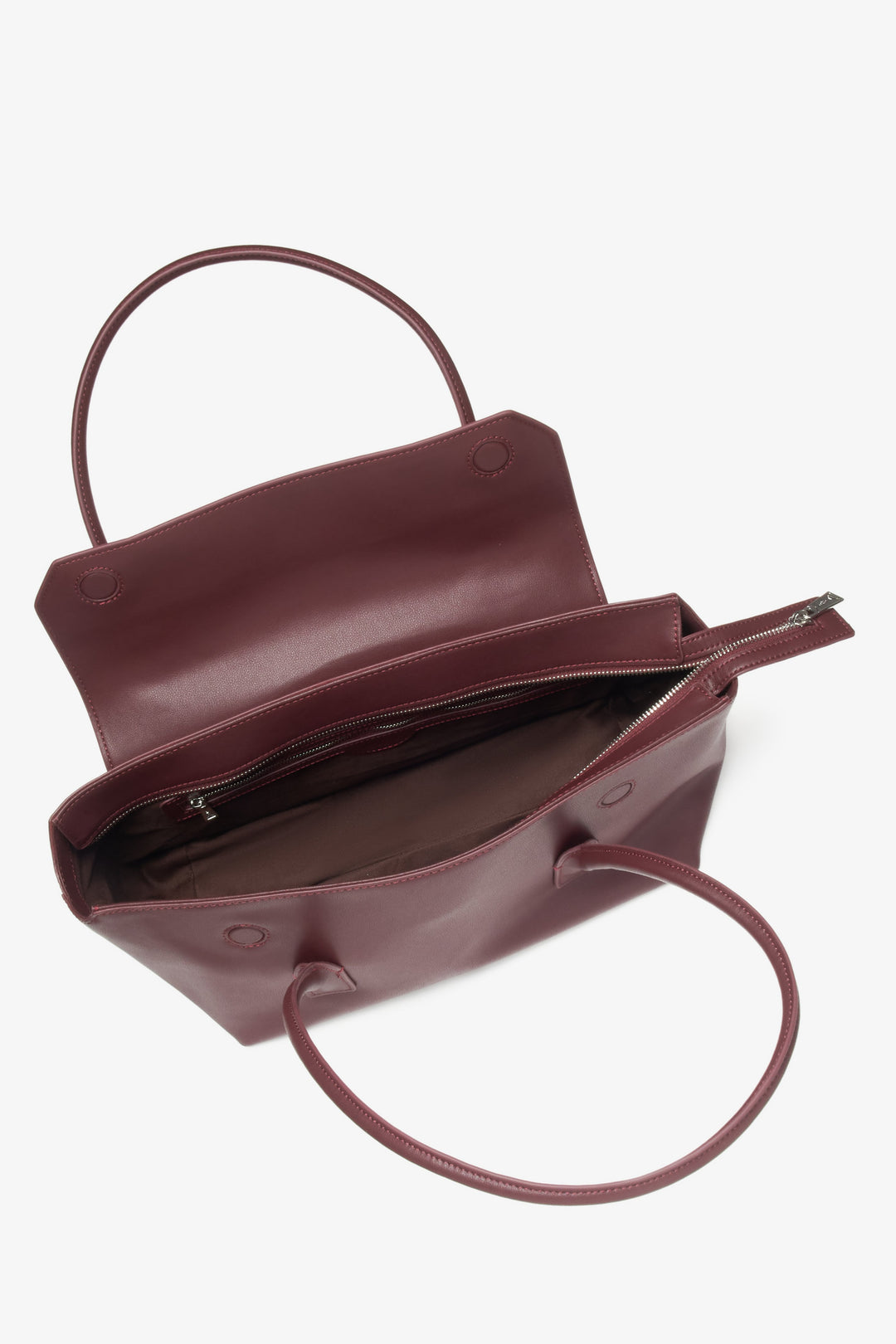 Estro's women's burgundy leather shoulder bag, crafted with long handles for elegance.