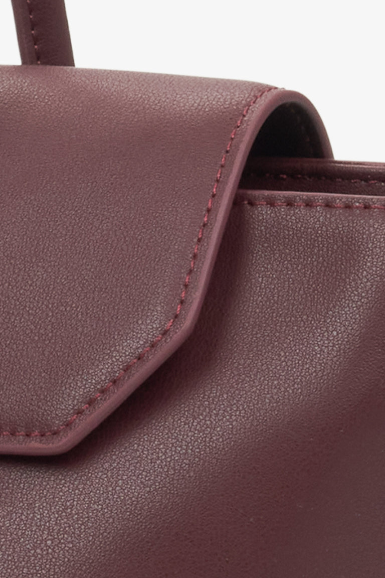 Women's burgundy leather shoulder bag, designed by Estro, with sleek long handles - details.