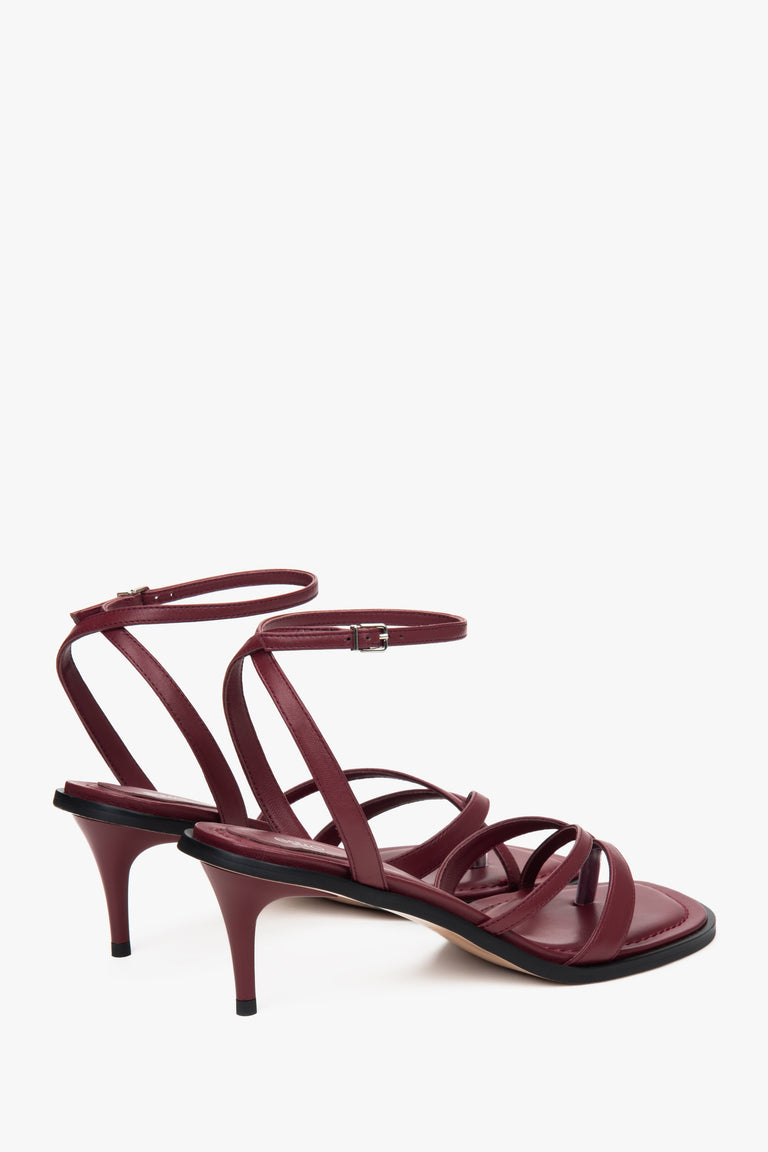 With a low heel, burgundy women’s sandals in genuine leather by Estro.