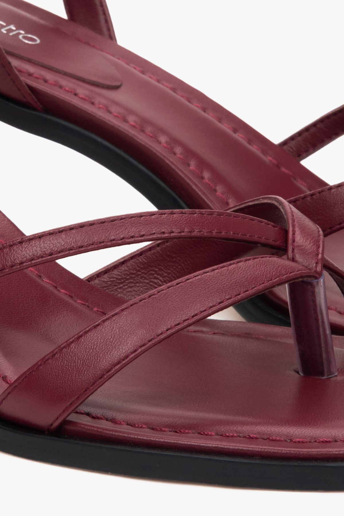 Low-heel genuine leather sandals by Estro – details.