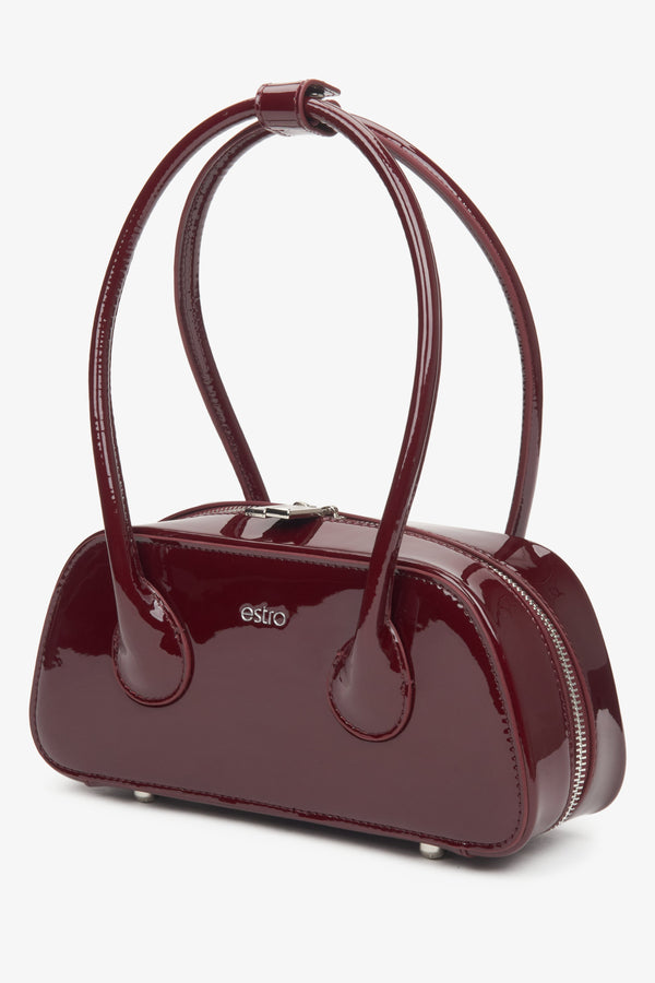 Burgundy shoulder bag for women, made from shiny patent leather, by Estro.